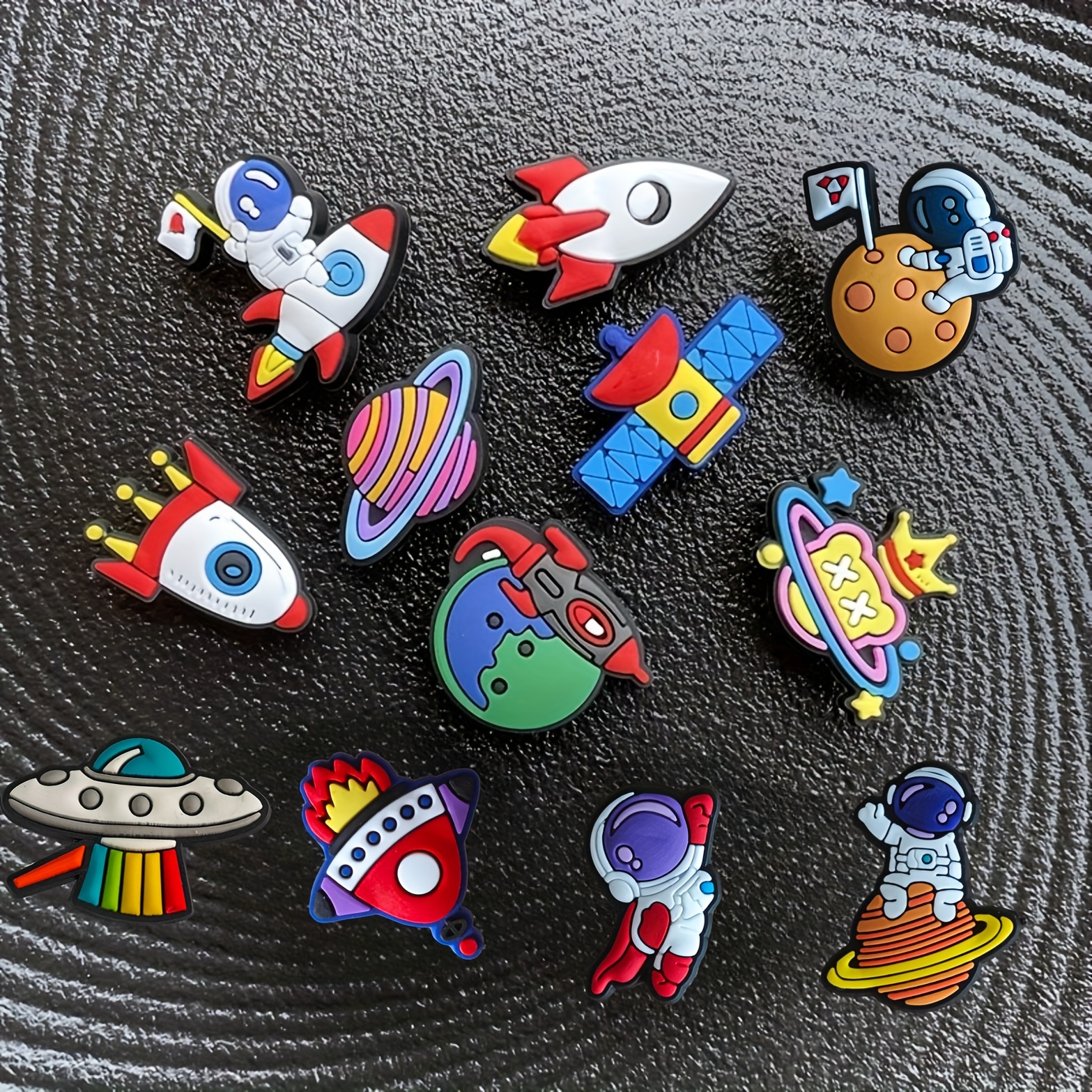 E-shop Set mit 12 Schuhanhängern im Weltraum-Design mit Raketen- und Astronauten-Motiven, hergestellt aus PVC, geeignet für Strandtaschen, Schuhe,