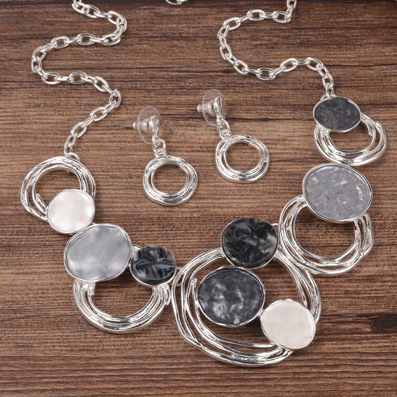 

Ensemble de Bijoux -Chic 2pcs: Collier et Boucles d'Oreilles en de Zinc Argenté à Émail Creux Circulaire Multicouche - pour Tenue Décontractée ou Spéciales, Pendentif Goutte, Ton -Blanc, Décontracté