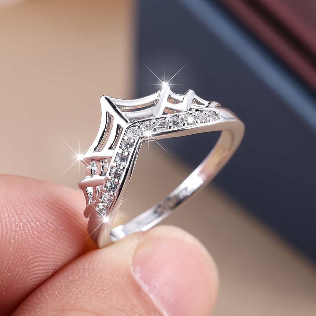 

Elegant And Luxurious Ring: Wear And Halloween Parties