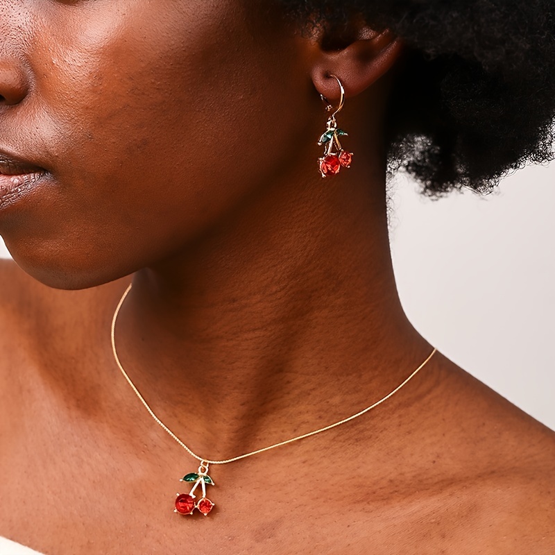 

Un ensemble de bijoux en métal européens et américains élégants et mignons avec un délicat motif de rouge, pour l'été et adapté à un ou à des .