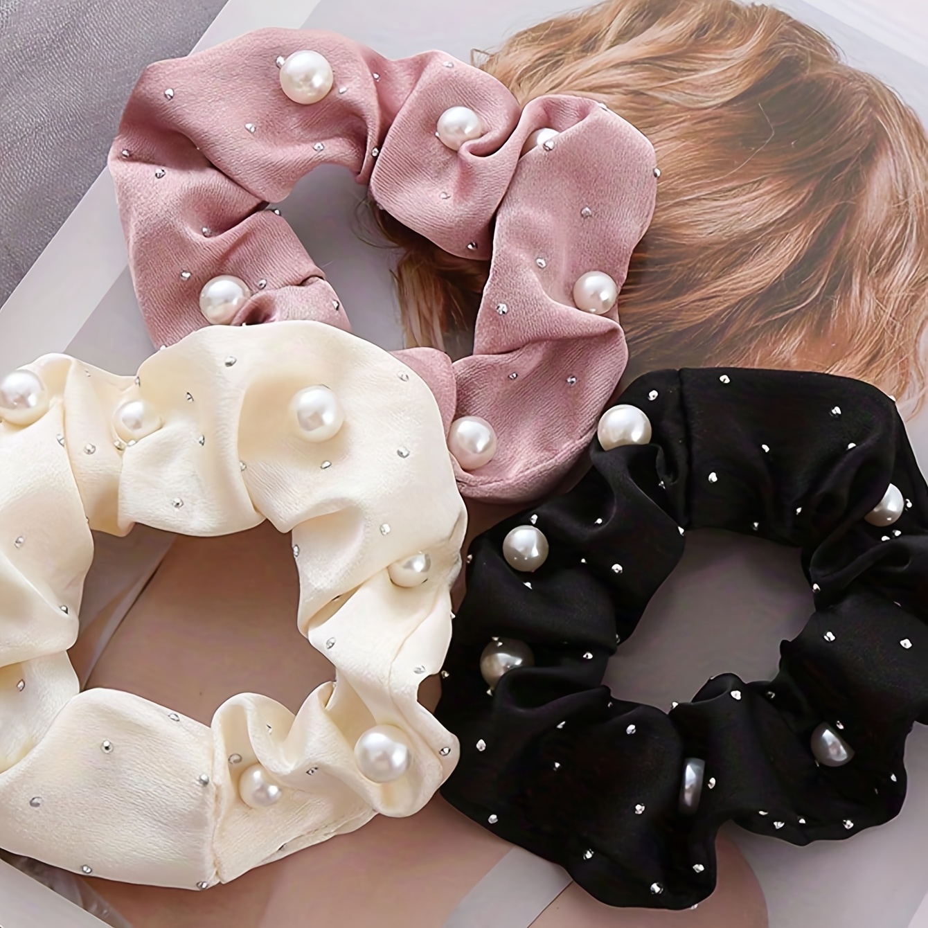 TEMU Ce ensemble de 3 chouchous de luxe en tissu ornés de perles et de strass est parfait pour créer un chignon doux et élégant, ce qui un accessoire