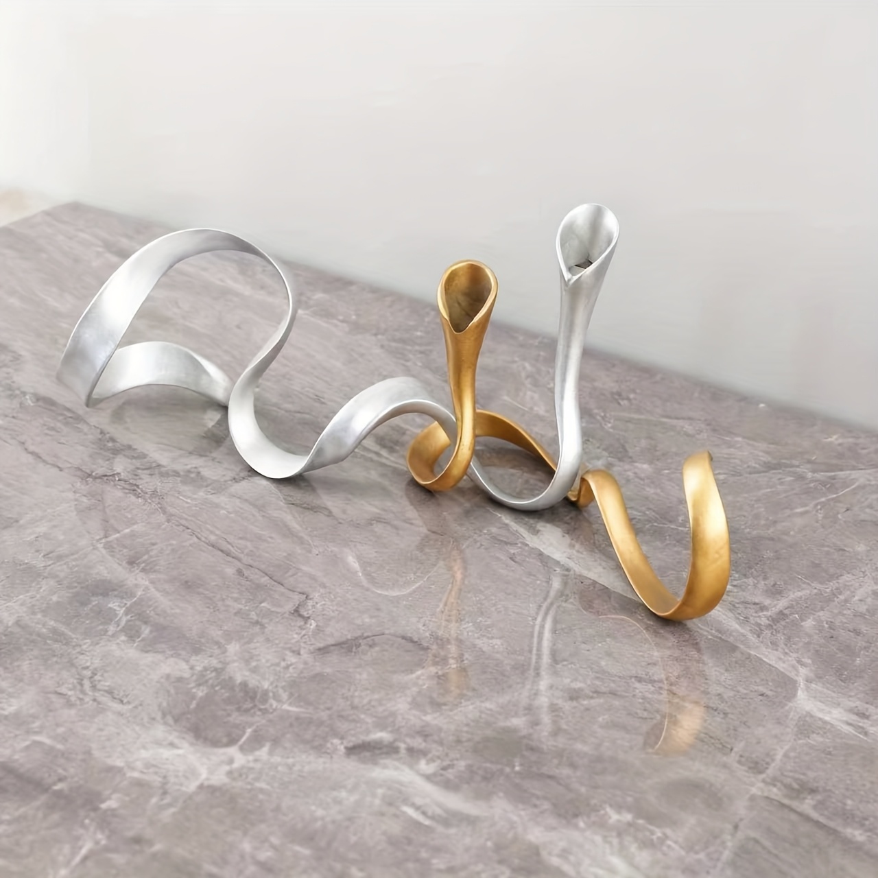 1pc Modern Style Metal Geometric Golden/Silvery Ribbon Shape Candle Holder Base, Suitable for Candle Dinner Photo Prop, Wedding Anniversary Birthday Decoration, Valentine'S Day New Year, Christmas Home Decoration, Romantic Dinner Party Decoration