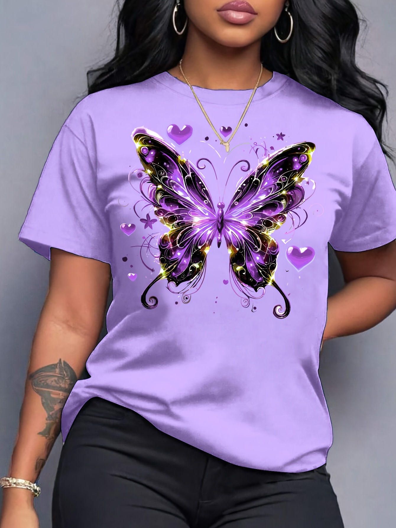 T-shirt Femme Papillon Violet T-shirt décontracté pour femmes avec un imprimé nœud, des manches courtes et un col rond. Fabriqué en tissu léger, parfait pour le printemps et l