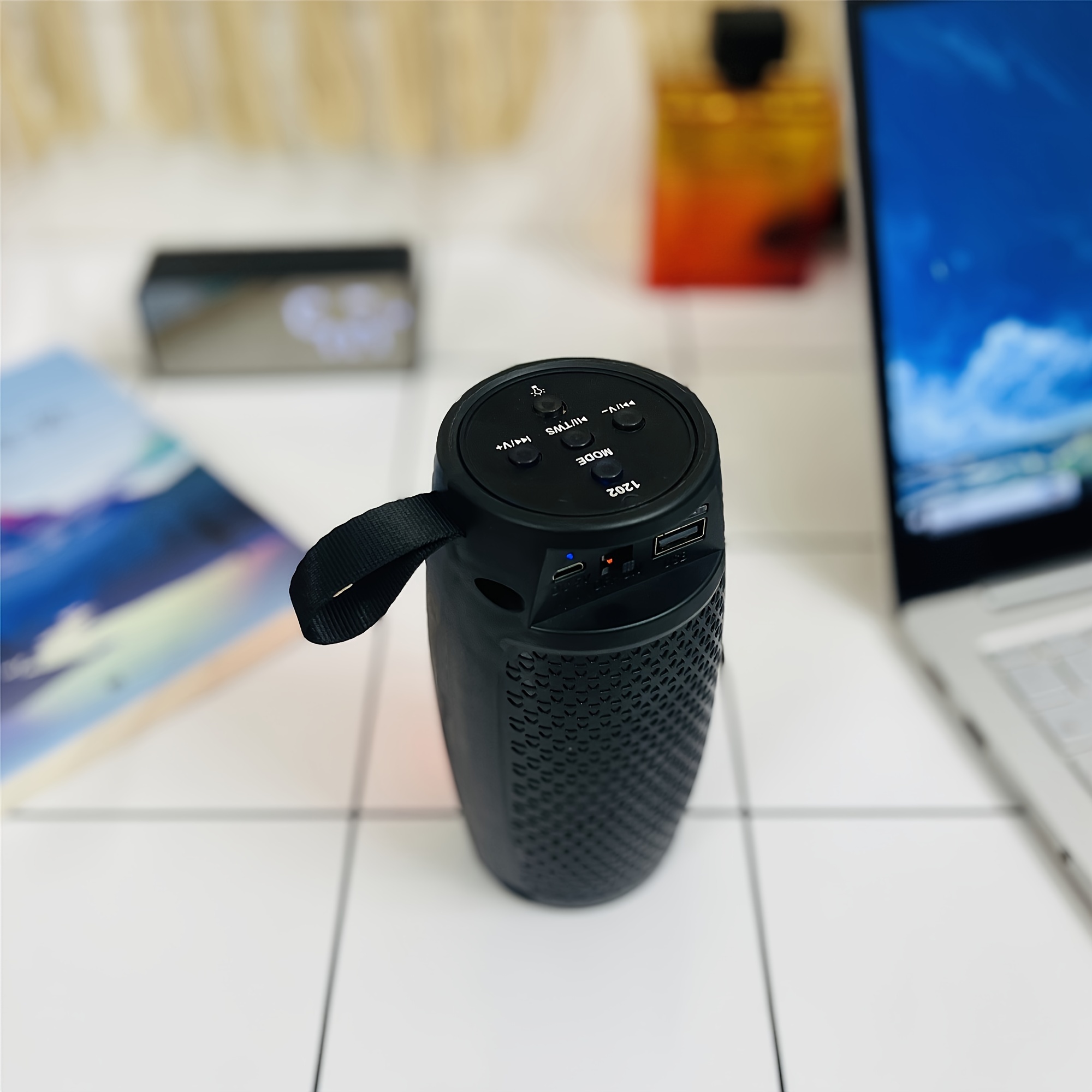 Altavoz Inalámbrico Portátil SoundWave | 7.19cm*14.78cm con Luces LED Rich, Batería de Larga Duración, Carga USB, Entrada AUX y Tarjeta TF, Conexión Inalámbrica, Efectos de Iluminación RGB, Ideal para Regalos de Navidad y Cumpleaños