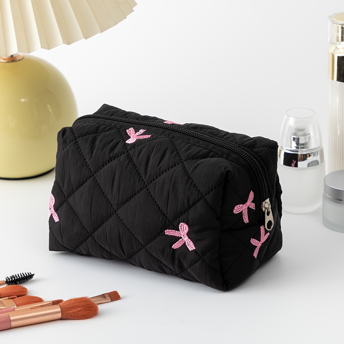 E-shop Schwarze, gesteppte bestickte Schminktasche mit Schleife, großes Fassungsvermögen, tragbare niedliche Reise-Kulturbeutel Organizer-Tasche im