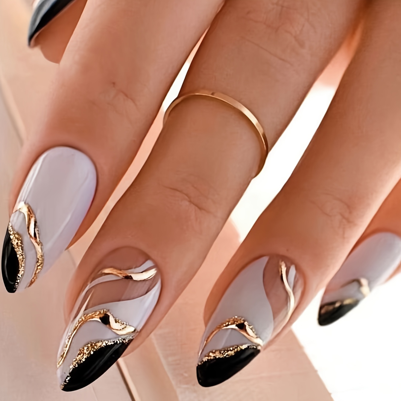 

24 Glossy Medium Almond-shaped Fake Nails With Black, White, And Golden Shimmering , Nail Design Press, Minimalist Style Fake Nails Suitable For Women And Girls.