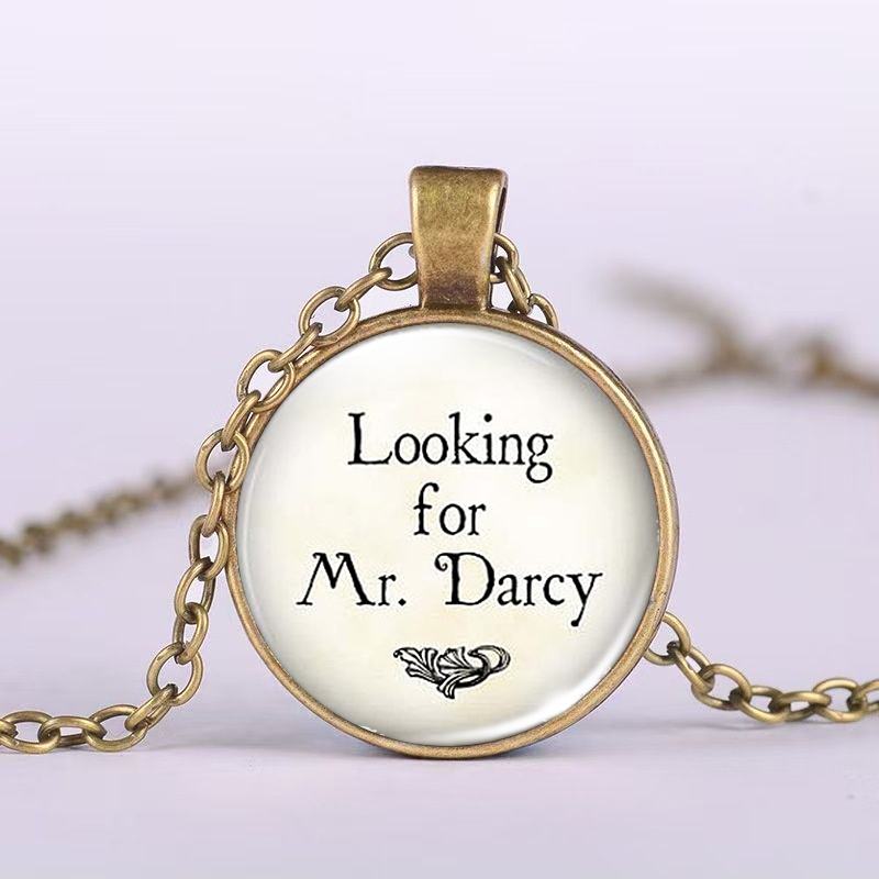 TEMU Un contenente un collana classica a catena realizzata in metallo marrone con di vetro caratterizzati da motivi colorati, insieme a un badge con