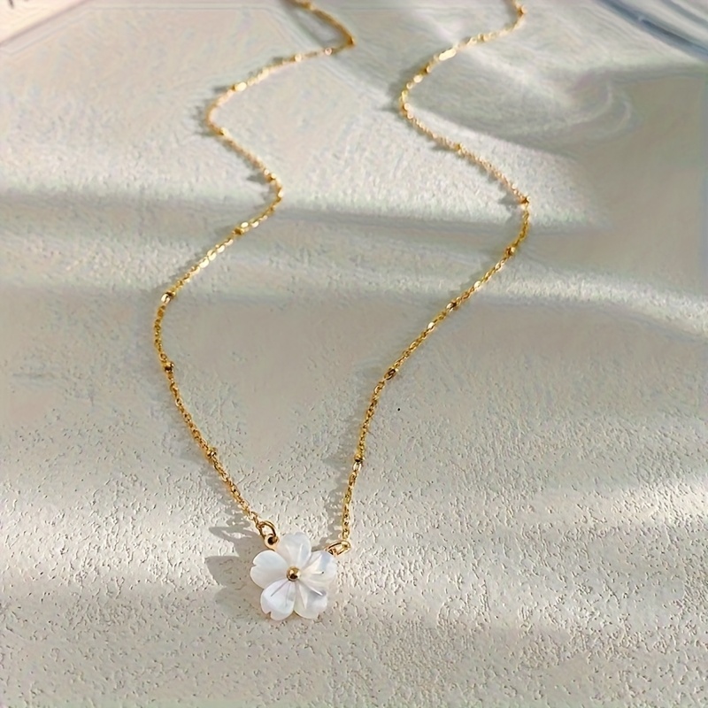 Image of Stainless Steelss Flower Pendant Necklace For Women, Vintage Golden Color Heart Clavicle Chain, Easy Elegant Versatile Flower Collarbone Necklace With Small Design, Romantic Necklace Jewelry Gift