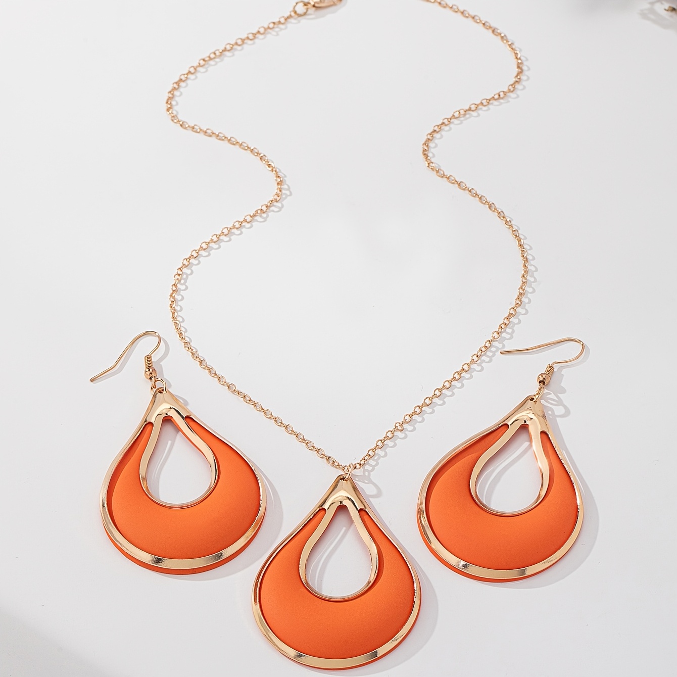 TEMU ensemble de boucles d'oreilles et collier , ensemble créatif simple et élégant pour femme avec boucles d'oreilles et collier en métal peint par