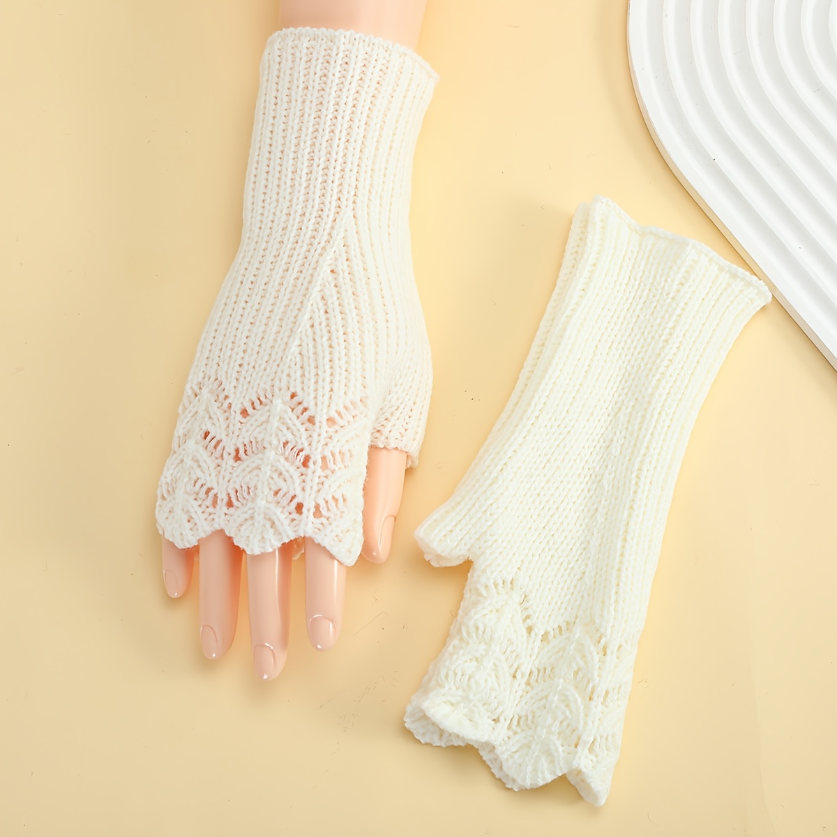 Women's Autumn/Winter Short Fish-Scale Gloves