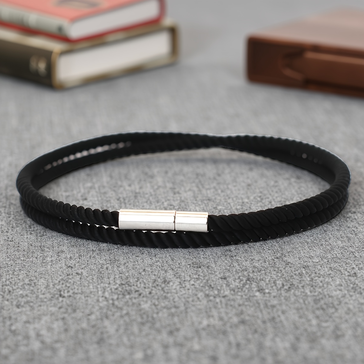 E-shop . Herren-Armreif im Boho-Stil, handgefertigter Glücksarmband mit rotem Faden – doppellagiges dünnes Band, minimalistisch, böhmisch, geeignet