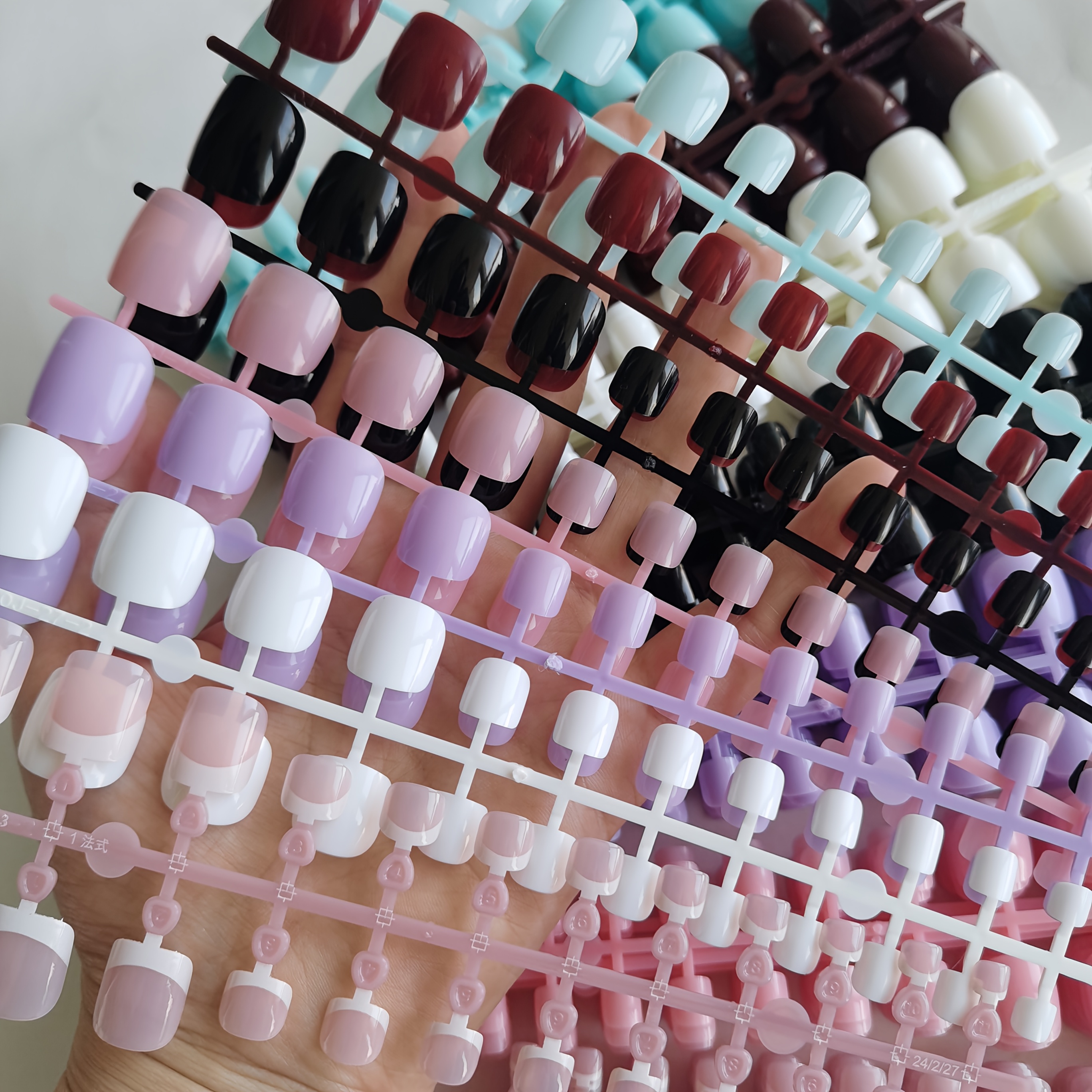 E-shop 168 Stück Kurze Quadratische Falsche Zehennägel in 7 Farben zum Aufdrücken - Glänzende Vollständige Abdeckung, Nude Pink Französische Falsche