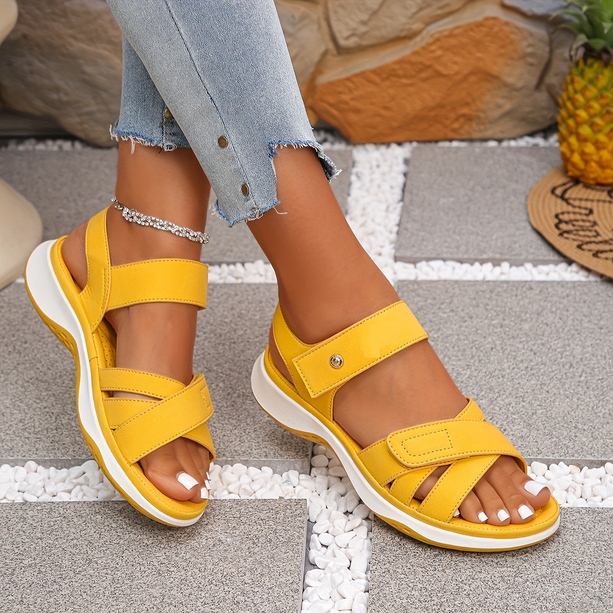 E-shop Gelbe Damen Sommer Sandalen | Modische Dekorative Schnalle, Klettverschluss, Offene Zehenpartie, Synthetik, Bequem und Atmungsaktiv, Flache