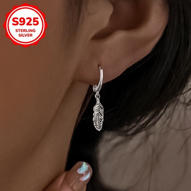 

A Pair Of Ladies' Stylish Dangling Earrings With A Simple And Trendy Feather-shaped Pendant, 925 Silver, 1.5g, Suitable For Daily Commuting Outfits.