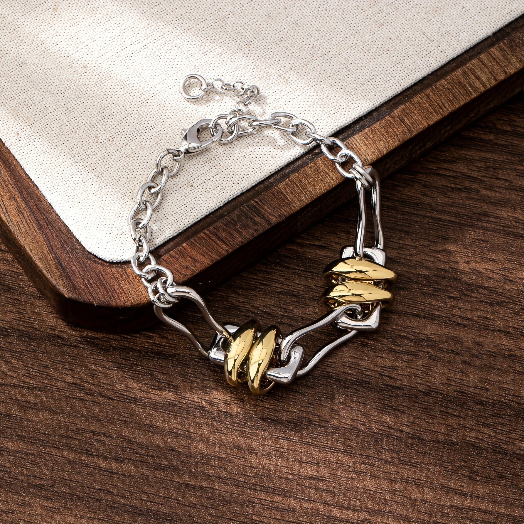E-shop Ein unregelmäßiges Damenarmband mit einzigartigem Design, zweifarbige Kombination – ideal für verschiedene Outfits und Anlässe – perfektes