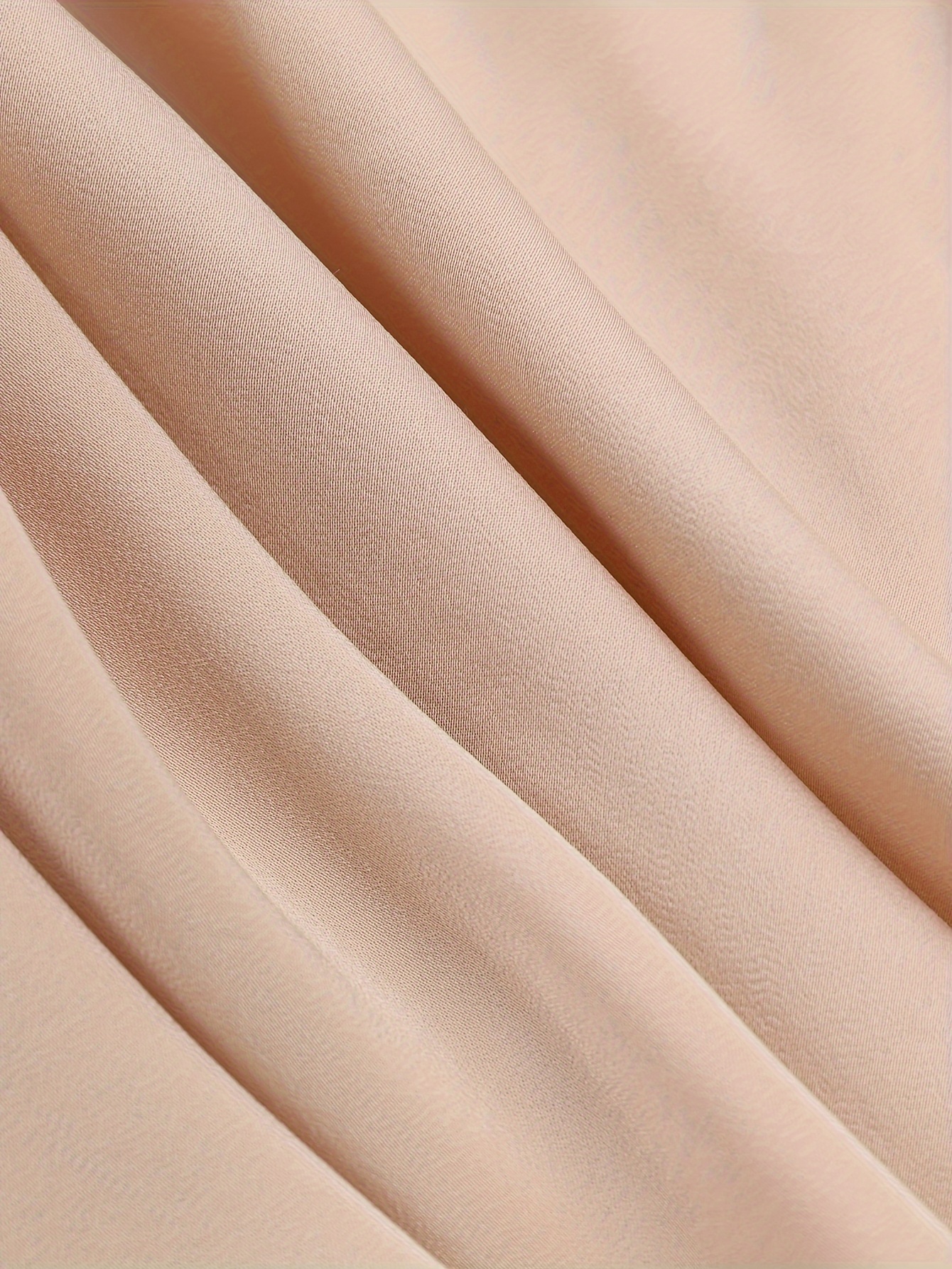 Robe d'été pailletée en patchwork avec dos nu, nœud à nouer et ourlet trapèze ample