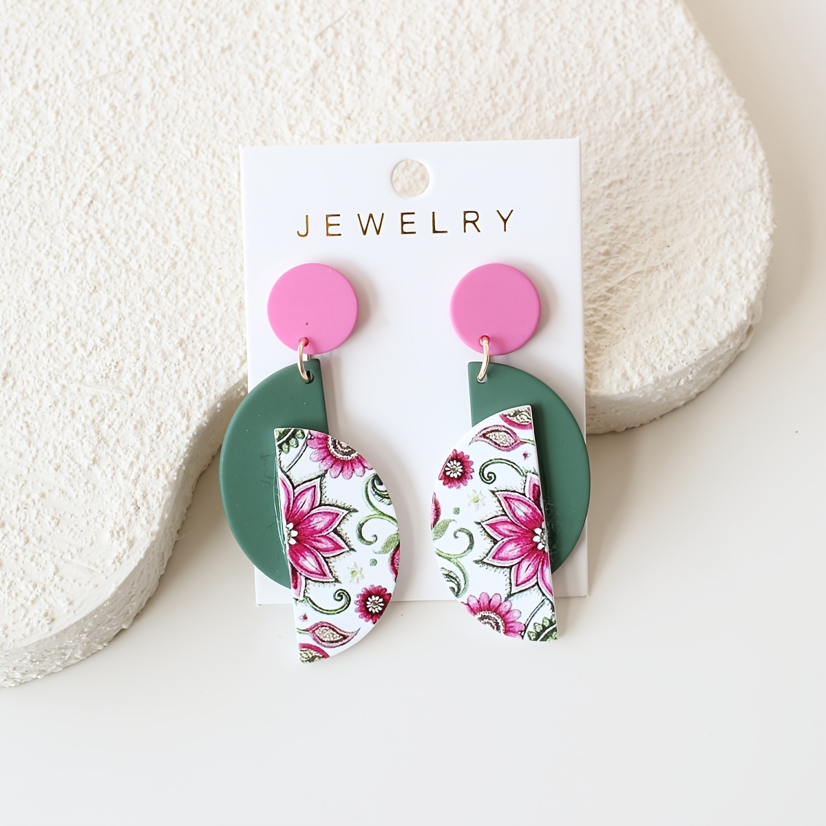 E-shop Ein Paar Vintage-Geometrisch Muster Acryl Ohrhänger mit Frühlings- und Sommer-Rosa-Rot- und Grünfarben, mit einer Tonähnlichen Textur, die