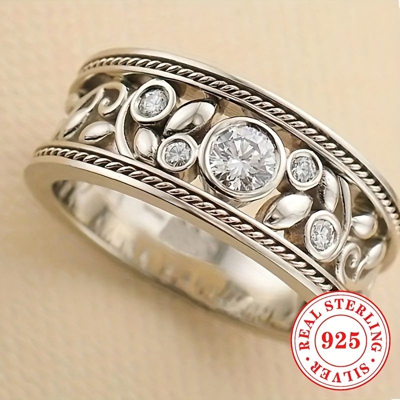 

A Stylish And 's Ring Weighing 4., Made Of S925 Sterling Silver With Zirconia Inlaid, Featuring A Hollowed-out Leaf Design. A Vintage Bohemian Jewelry Piece For Women.