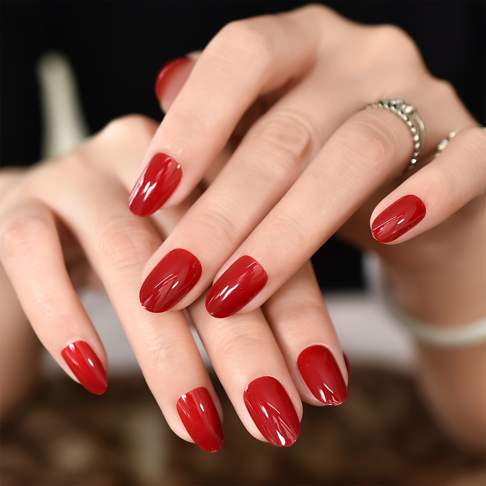 

24pcs Glossy Bright Red Press On Nails Short Oval Fake Nails Minimalist Style False Nails Solid Color Full Cover Fake Nails For Women Girls Daily Wear