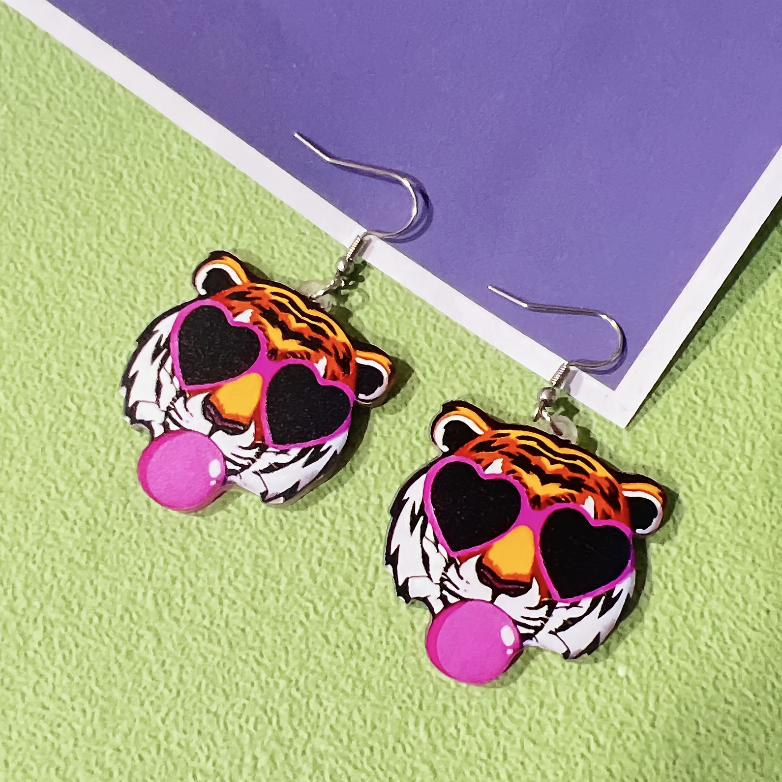 TEMU 1 Par de Pendientes de Resina con Diseño Asimétrico de Tigre que , Rosa y para Chicas - Adorables Pendientes de Animales con Ganchos de Acero