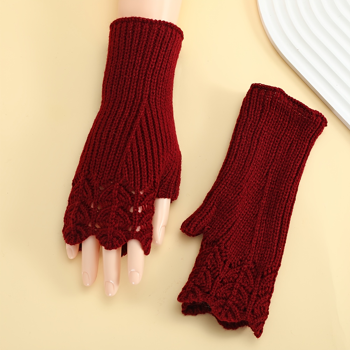 Women's Autumn/Winter Short Fish-Scale Gloves