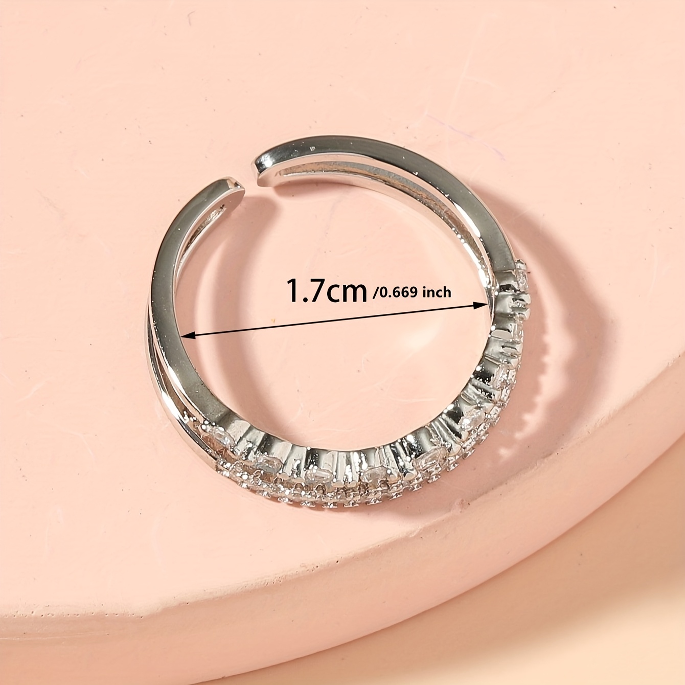 An Elegant Retro-Style Ring Featuring a Round Synthetic Zirconia Set in a Classic Copper Four-Prong Setting, Suitable for All Seasons, And an Ideal Choice for Daily Wear And Gifts
