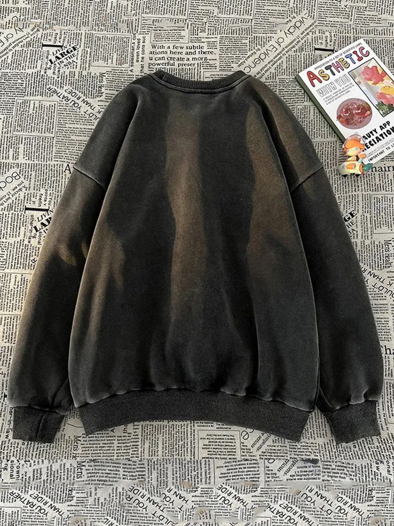 pullover rétro   de l anime japonais pour femmes - imprimé chat &   et blanc, col ronde   lavable en machine pour automne/hiver, pull décontracté adapté aux fans d anime et   de   japonaise, style vintage avec design     du chat relaxant coupe dégagée idéal pile ou   motif animalier avec details chopsticks entrées   tissus confortables par     Détails du produit 0