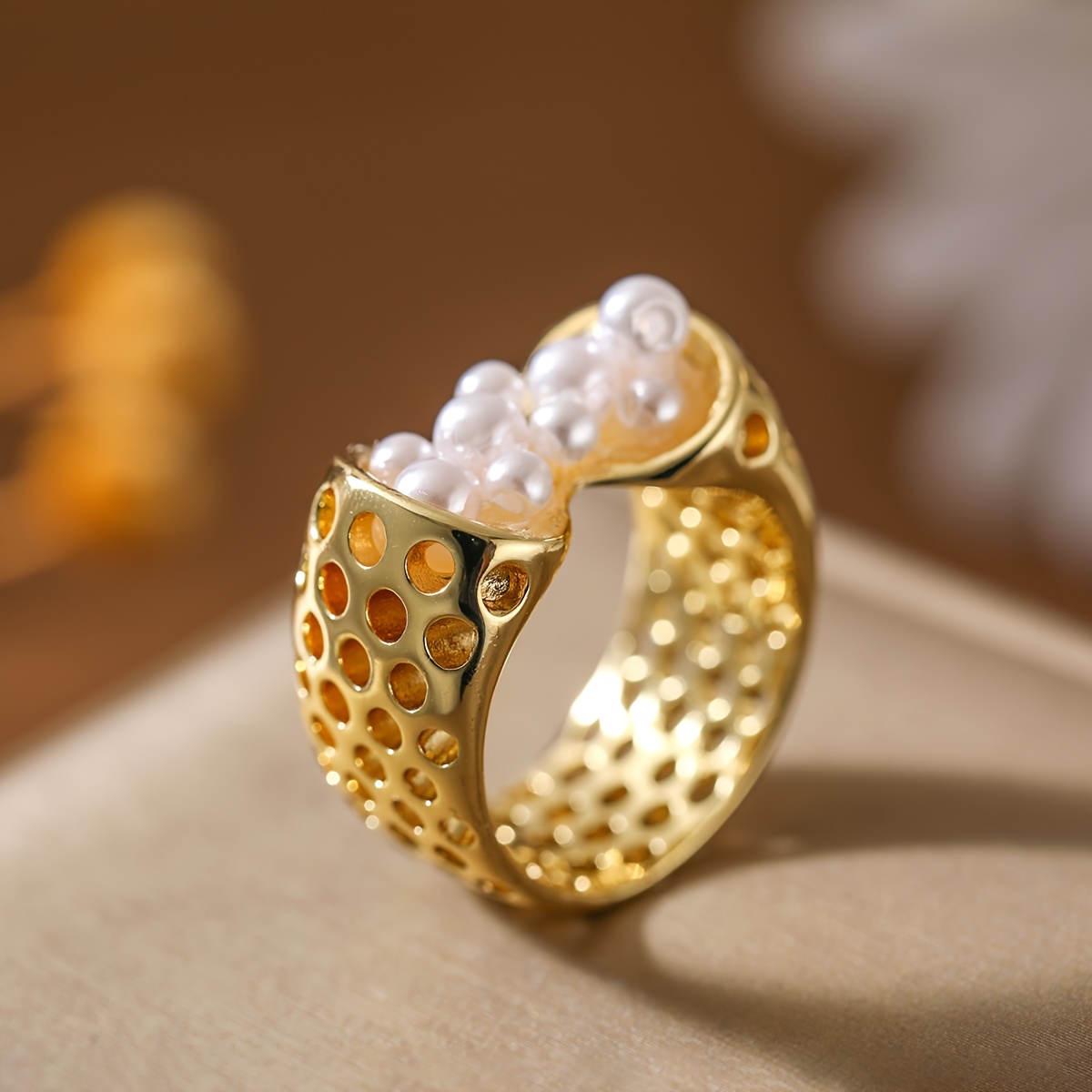 E-shop Modischer und eleganter Ring mit hohlen Honigwaben-Muster aus Kunstperlen, geeignet für den täglichen Weg zur Arbeit, lässige Partys und Urlaub,