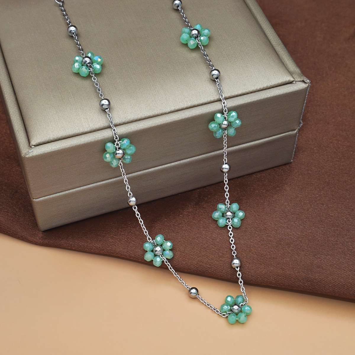E-shop Böhmische Blumenkette für Damen, hellgrüner Blütenblatt-Anhänger - Verstellbare, vergoldenete Schichtkette, süßes Geschenk für Mama, Ehefrau,