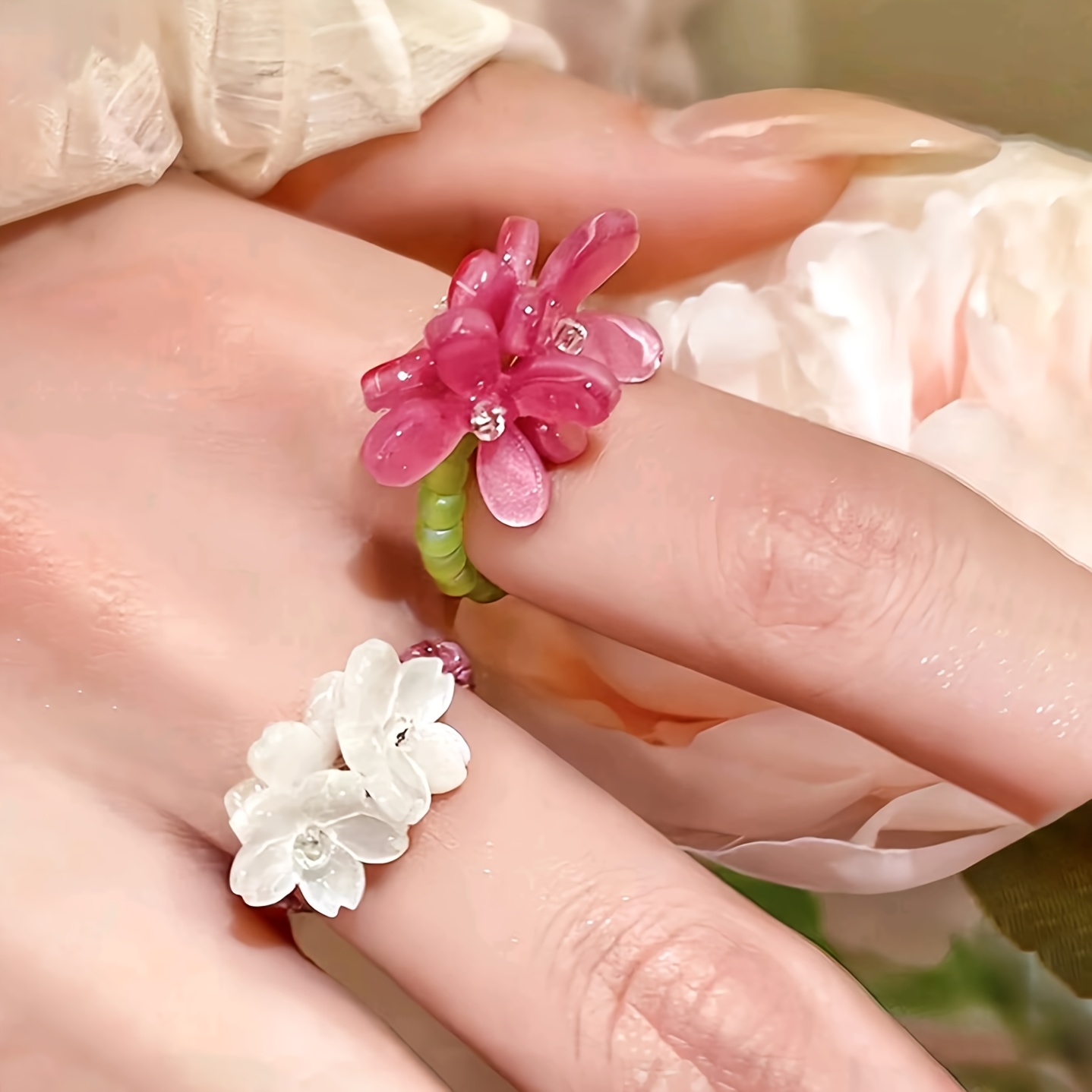 E-shop 2 Stück Vintage Boho Blumenring-Set für Damen – Handgefertigte Perlenringe in Lila & Weiß mit Lilien, Verstellbare Bohemian Schmuckstücke aus