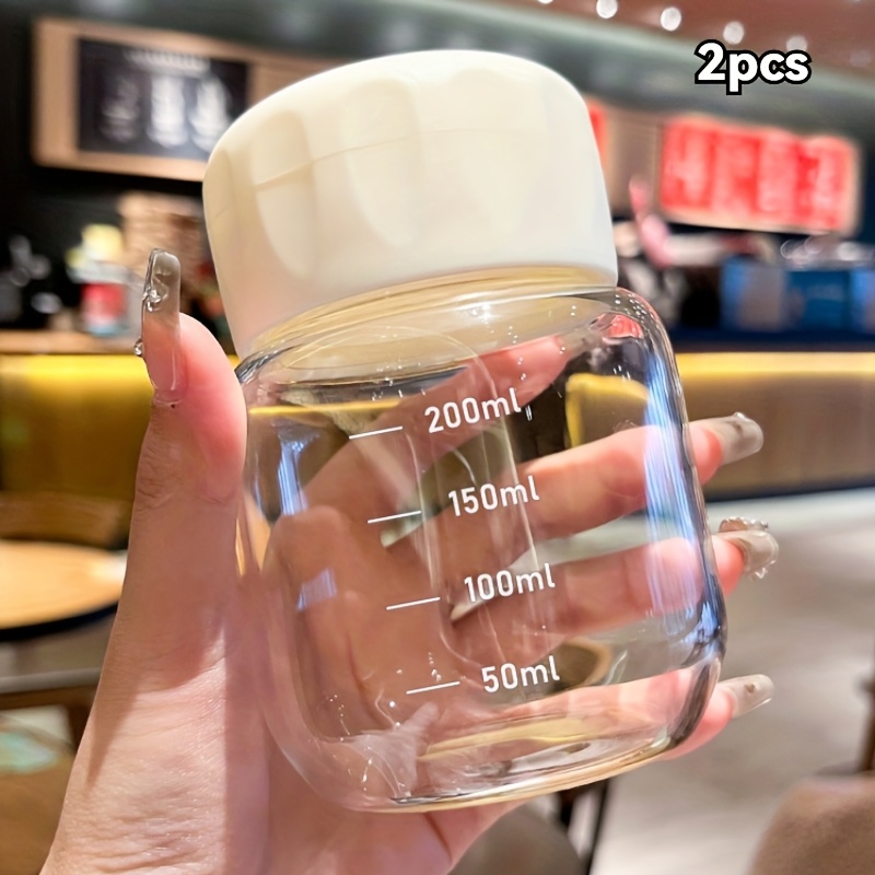 E-shop Set mit 2/4 Mini-Milchgläsern mit Deckel, tragbare Glasflaschen zum Trinken, ideal für Kaffee, Milch, Kräutertee und mehr. Kompakt und leicht zu