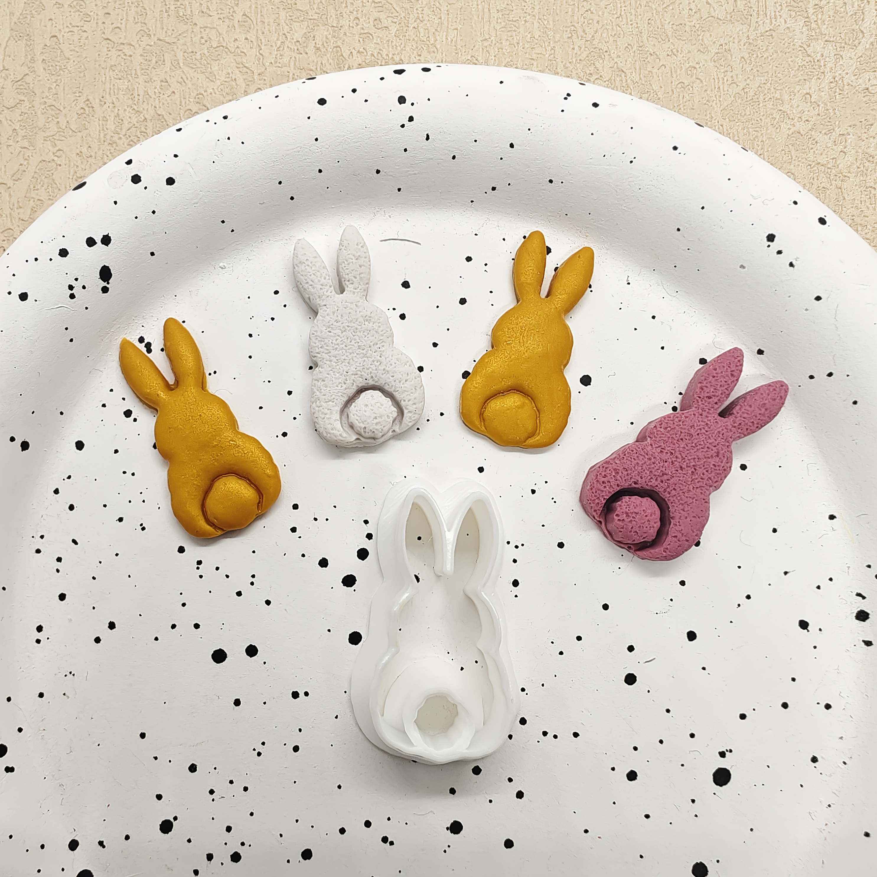 

1pc Polymer Clay Cutters, Cartoon Bunny Shaped Molds For Jewelry Making, Diy Crafts, Plastic Animal Jewelry Making Tool, Christmas, Valentine's Day, Easter