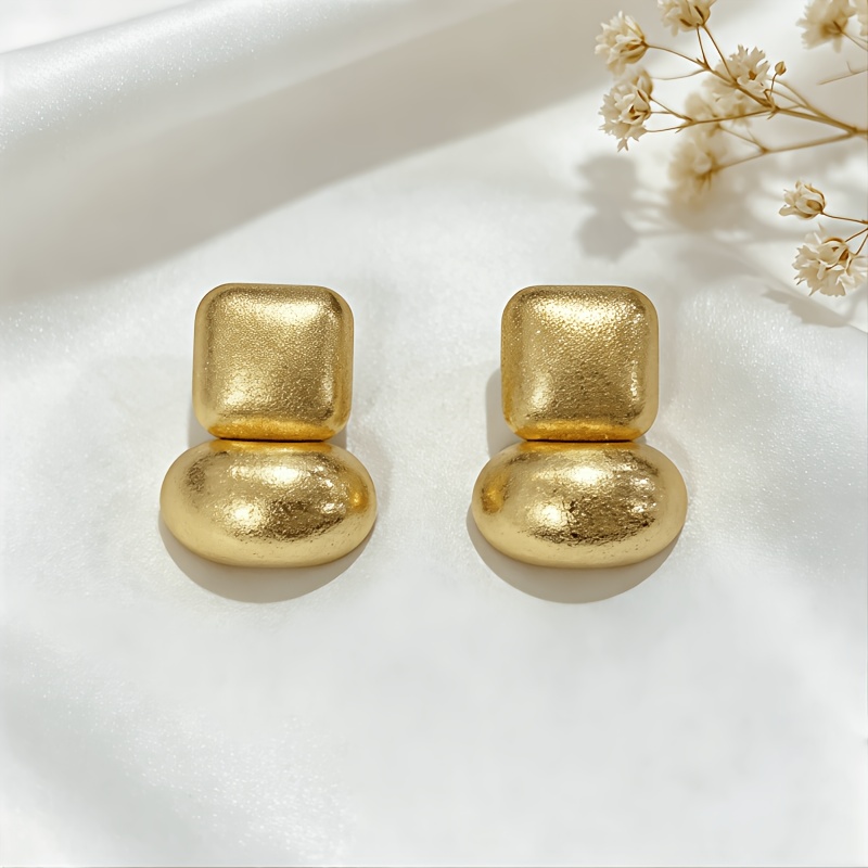 TEMU 1 Paire de Clous d'Oreilles Tendance pour Femme, Style Vintage avec Texture . La Couche Supérieure Présente un Motif Géométrique Carré, Tandis