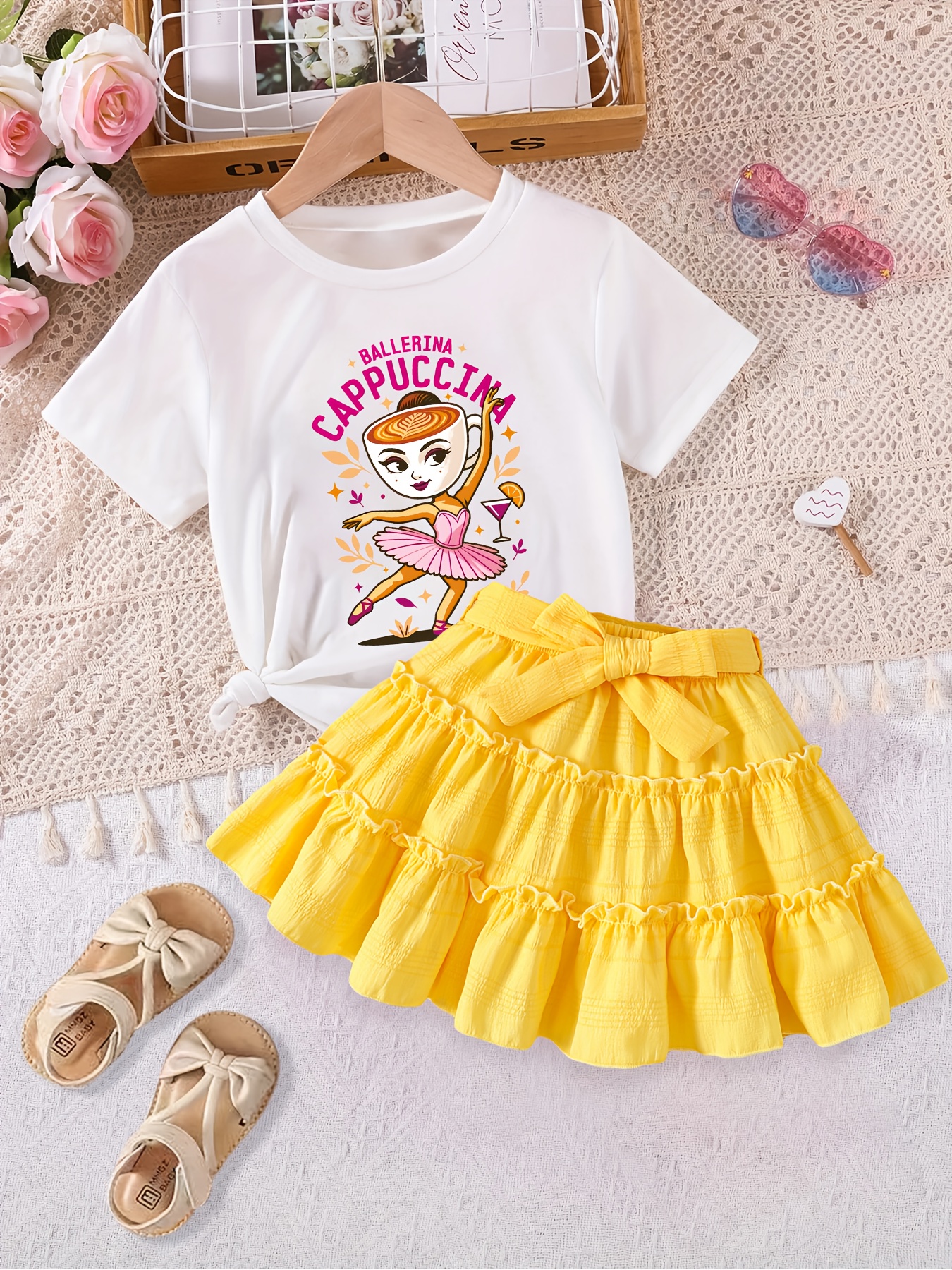 conjunto de 2 peças para roupas   às aulas das meninas, com um design de verão divertido com um   italian brainrot.   conjunto de meninas     camiseta com estampa de xícara de café ballerina   e       com   de bolo, disponível em várias cores. o conjunto também       plissada em camadas com cinto de  , projetada para   e    ,   para atividades ao ar livre, festas, férias, apresentações e uso casual.