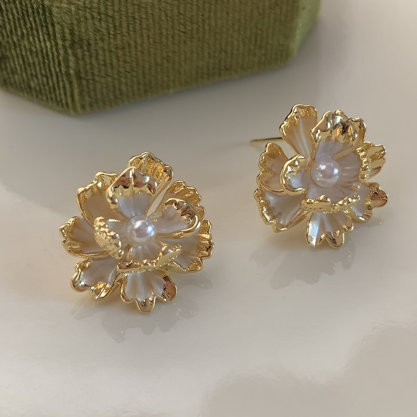 Image of 1 Pair Retro Elegant Temperament Easy Exquisite Small Irregular Flower Niche Design Stud Earrings Suitable For Women' Dating Holiday Wear (gift Box Not Included)