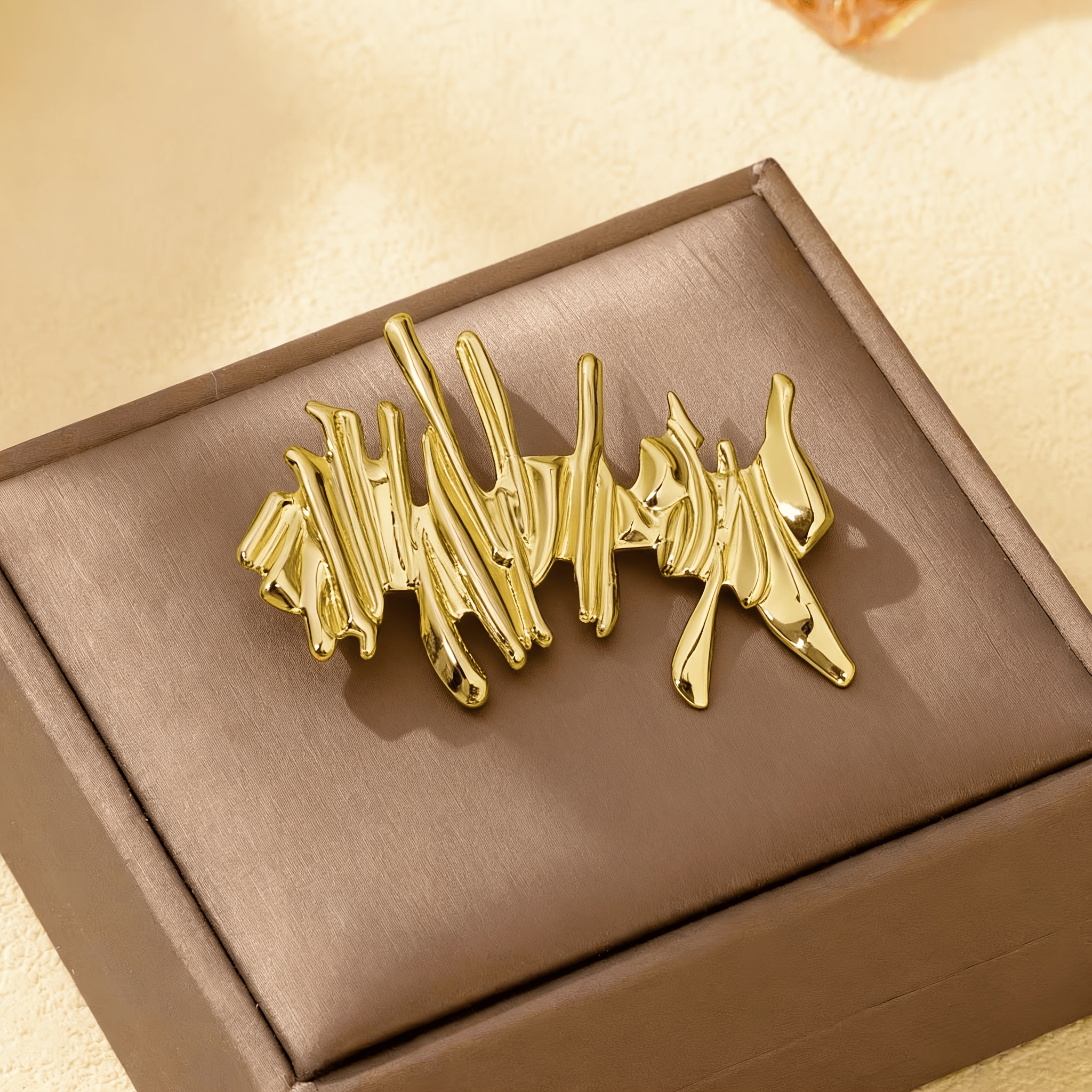 Image of A 3d Brooch With Abstract, Flowing Lines And A High-gloss , Designed For Women. This -garde Artistic Luxury Piece Is Perfect For Showcasing Designer , Styling At Art Galleries, Serving As A Unique