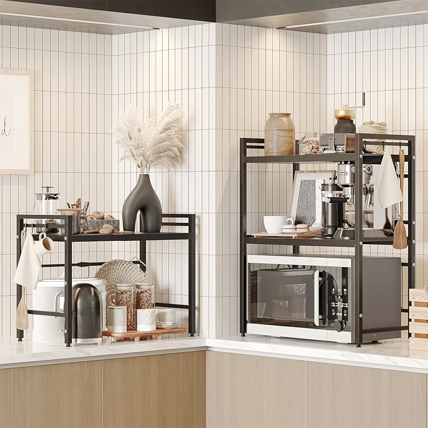 Étagère à micro-ondes extensible à 2/3 niveaux, support en acier au carbone avec 4 crochets, équipée d'un porte-bâtonnets, d'un support pour planche à découper, d'un support de rangement de cuisine, d'un rangement et d'une organisation de cuisine, d'un support à pain, réglable de 40 à 64 cm (noir, blanc)