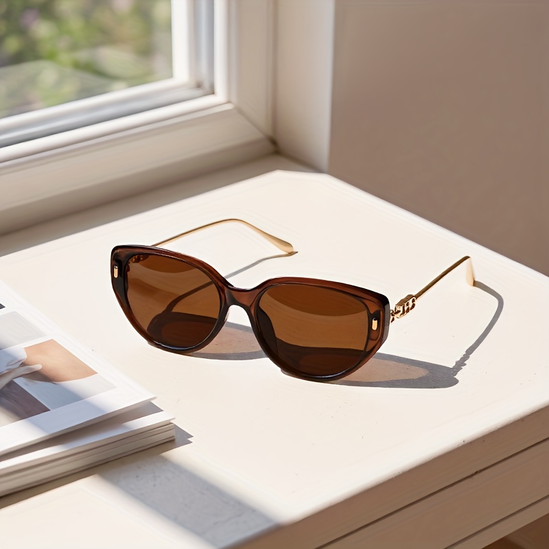 A Pair Of Metal-framed Spectacles, Vintage And Minimalist In Style, Featuring A Fashionable Side Design. Suitable For Everyday Wear, Parties, And Festive Occasions, Making Them An Ideal Gift