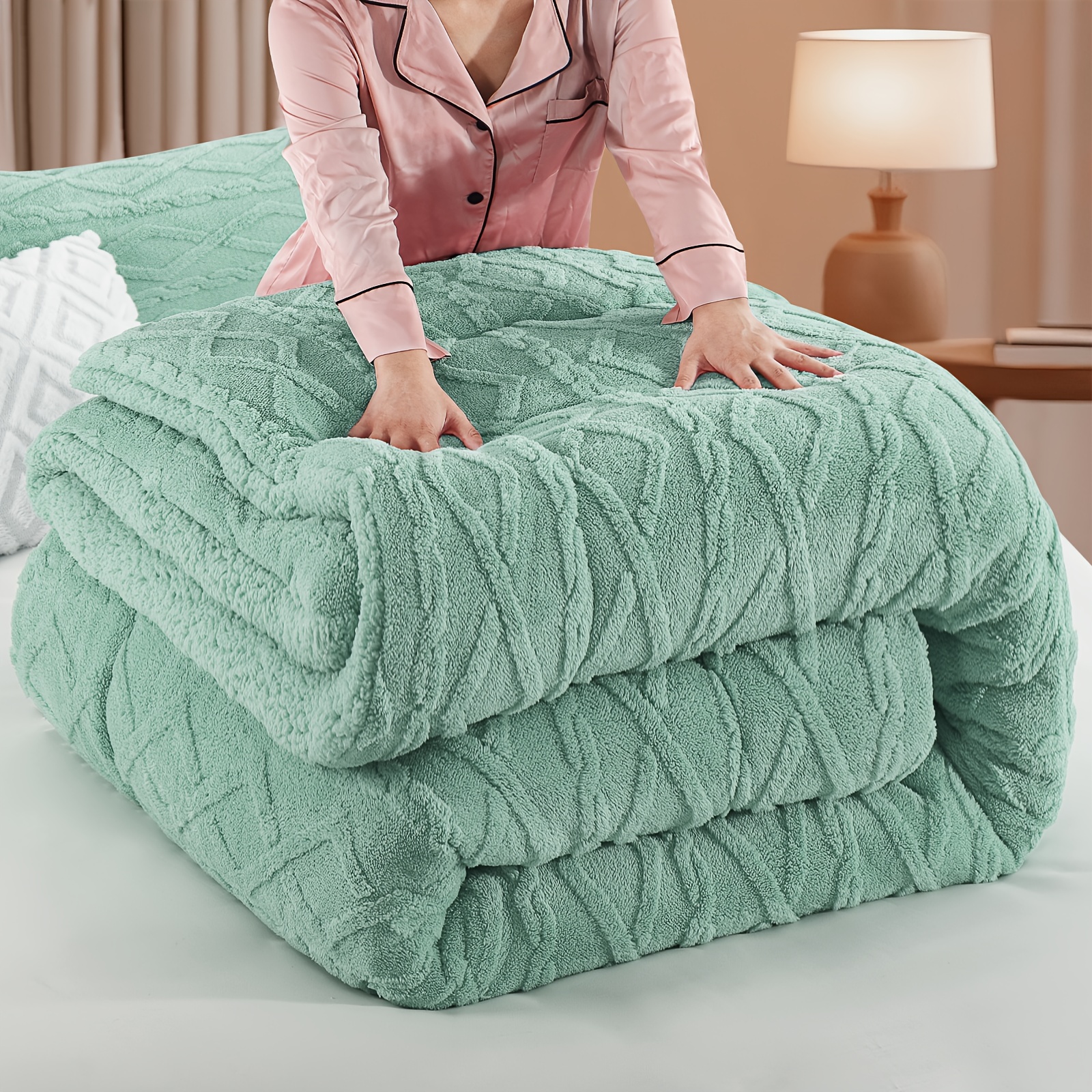 1pc Luxurious Plush Fleece Quilt - Thick, Warm, And Hypoallergenic Bedding, Soft Quilted Design For Cozy , Quilt Without Duvet Cover, Bedroom Essentials, , Decor, Gift For Her