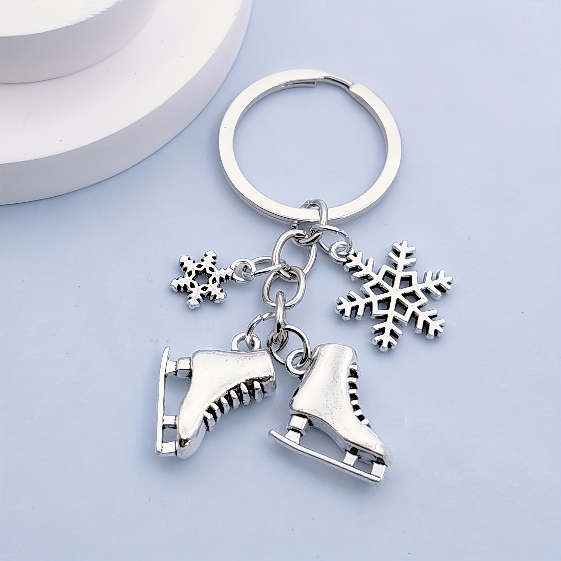 1pc Snow Skates Alloy Keychain, Sports Enthusiasts Give Gifts, Send And Relatives Small Gifts, Bag Key Pendant.