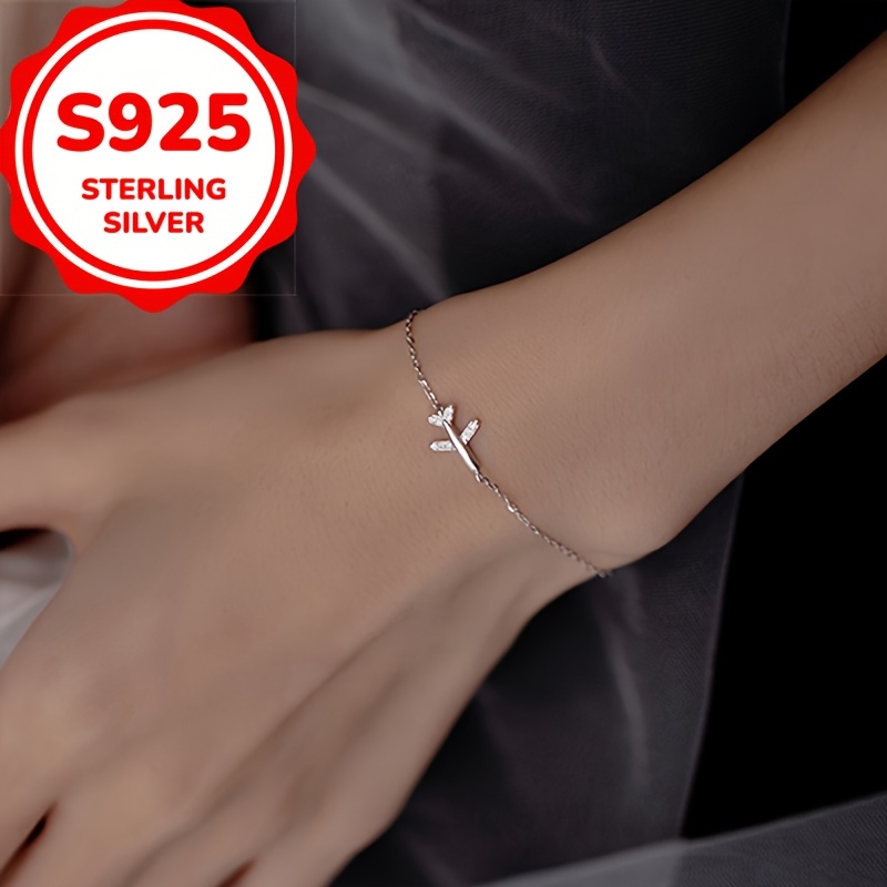 

A Dainty And Elegant Airplane Bracelet Made Of 2.3 Grams Of 925 Silver, Featuring A With Small, Stylish Students.