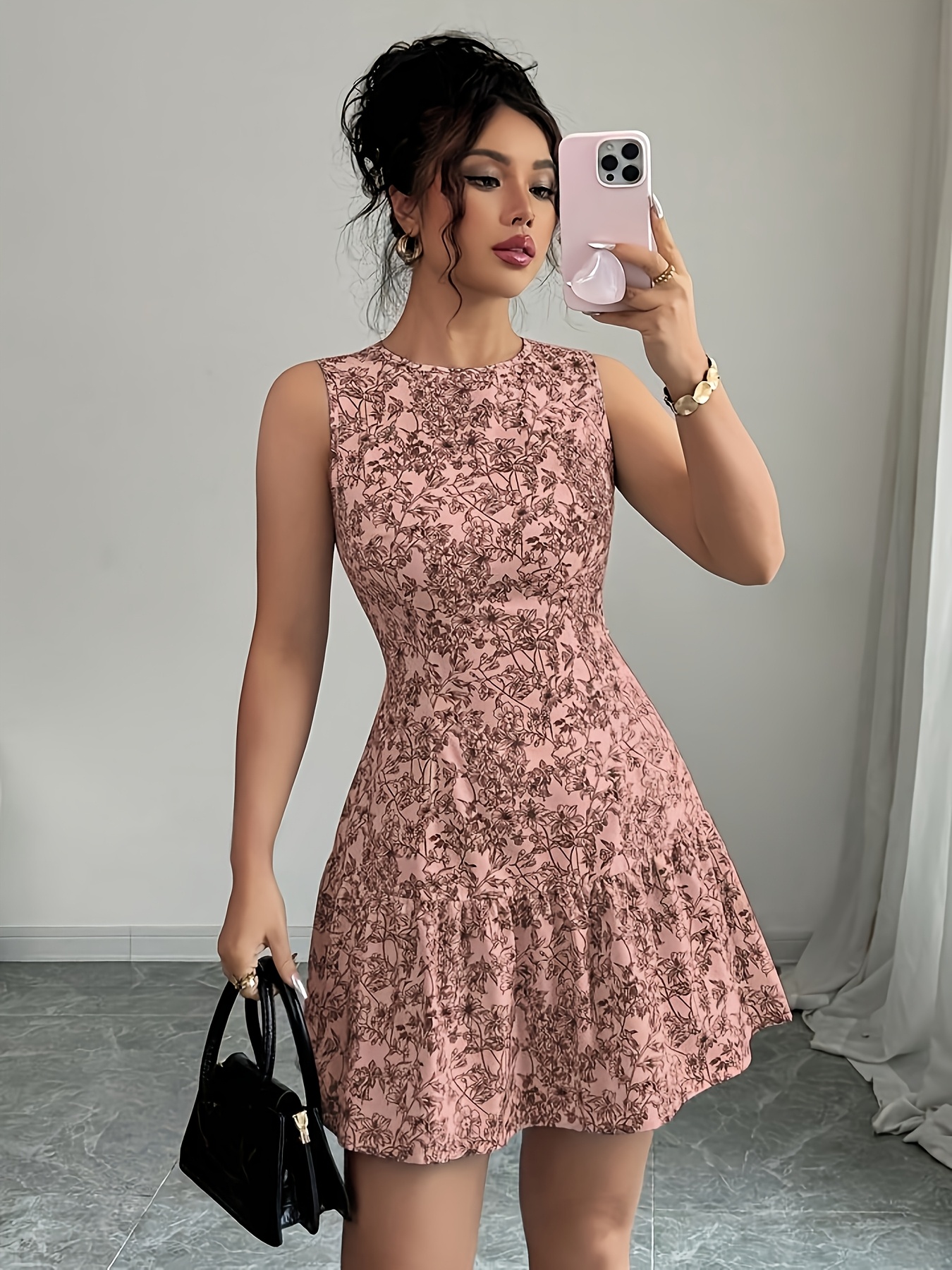 Este elegante vestido floral sem mangas com decote redondo