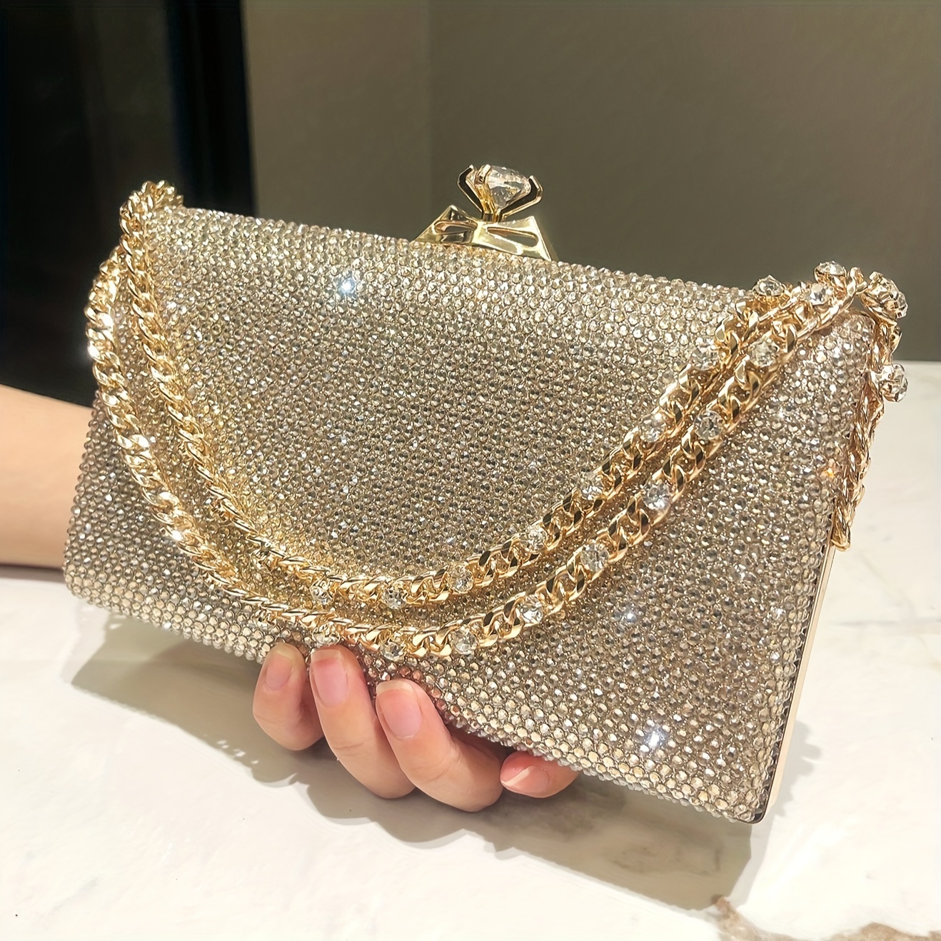 

A Shiny Handbag Decorated Water Diamonds, Suitable For Parties, Banquets, Parties, Weddings, Dances, Gatherings, And As A Gift For Women.