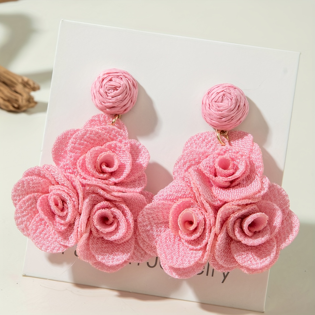 E-shop 1 Paar elegante Ohrstecker mit dreidimensionalem, farbigem Blüten-Anhänger aus Polyesterfaser-Imitat, handgewebte Raffia-Ohrhänger. Geeignet für