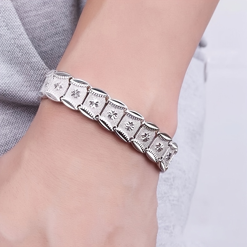 

Un bracelet à manchette large élégant et luxueux plaqué argent 925 - un accessoire de bijoux élégant pour les des hommes et des femmes, un cadeau créatif pour Noël et la Saint-Valentin.