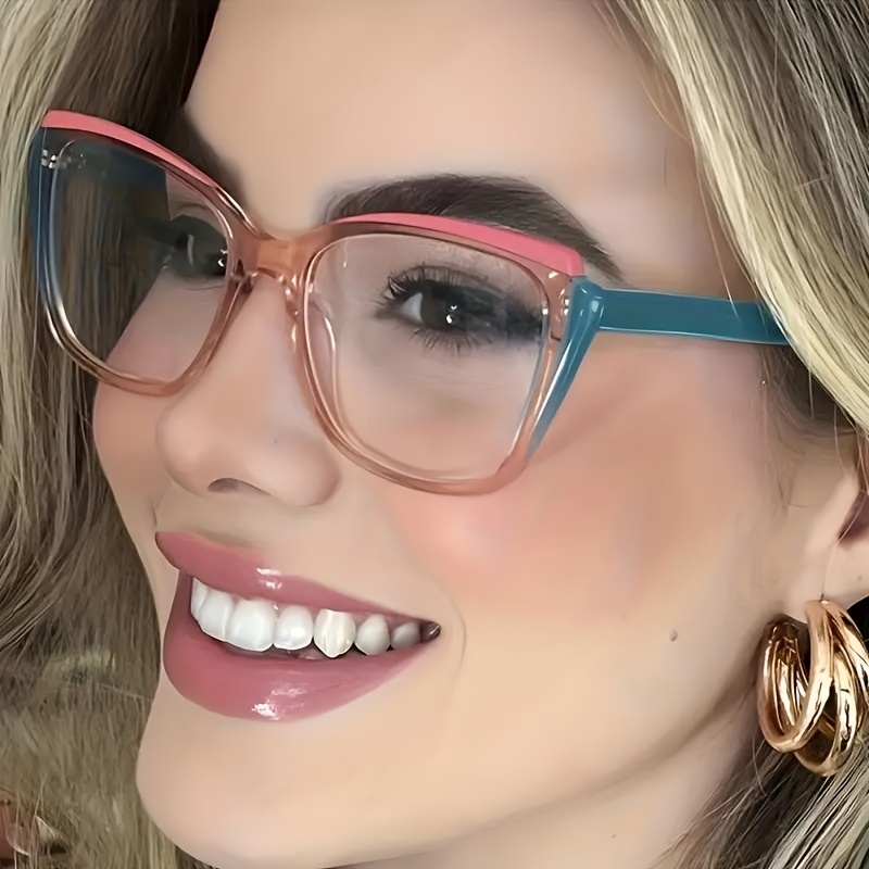 A Pair of Vintage-Style Cat-Eye Glasses Suitable for Both Men And Women, Featuring a Trendy Leopard Print Color-Block Design. They Are Perfect for Everyday Wear And Office Commutes