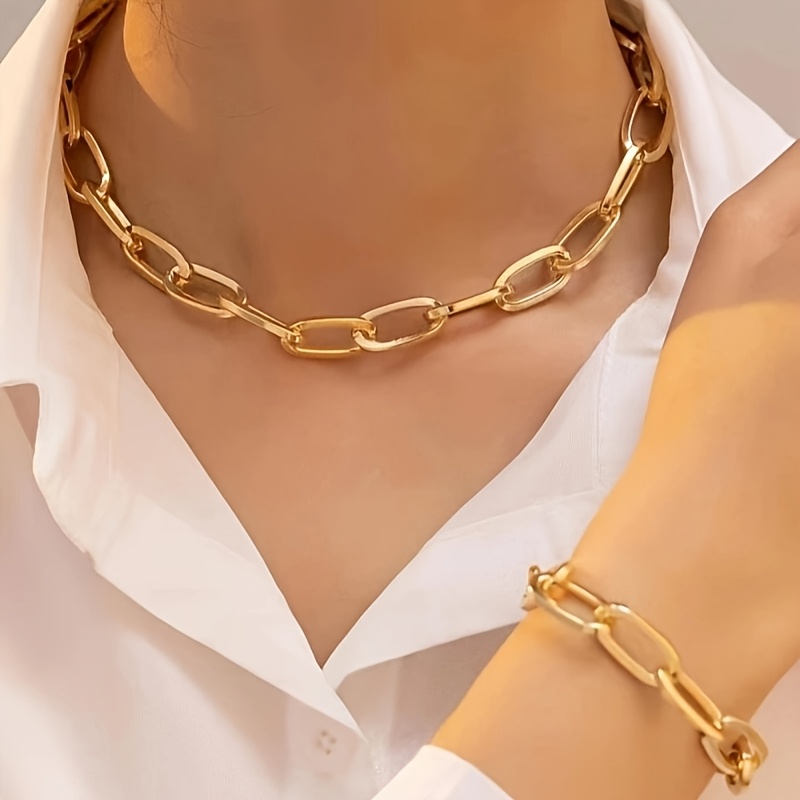 

Un ensemble de 2 pièces (collier + bracelet) avec une chaîne rectangulaire dorée simple, et stylée, pour les tenues décontractées quotidiennes des femmes.