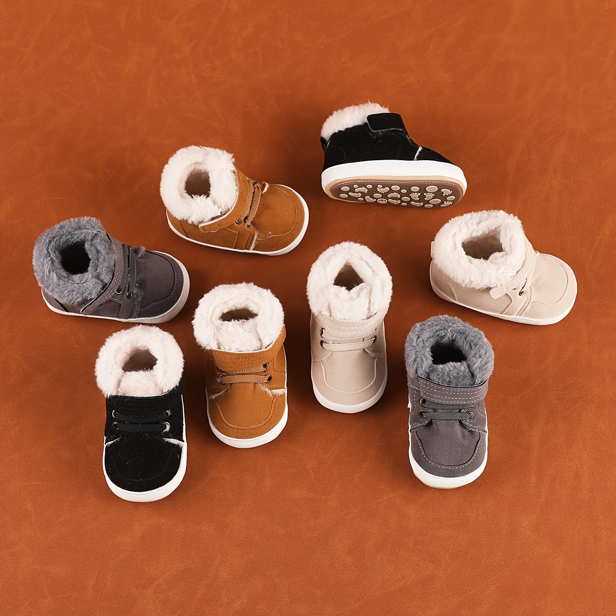 Een paar dikke, met fleece gevoerde laarzen voor jongens en meisjes