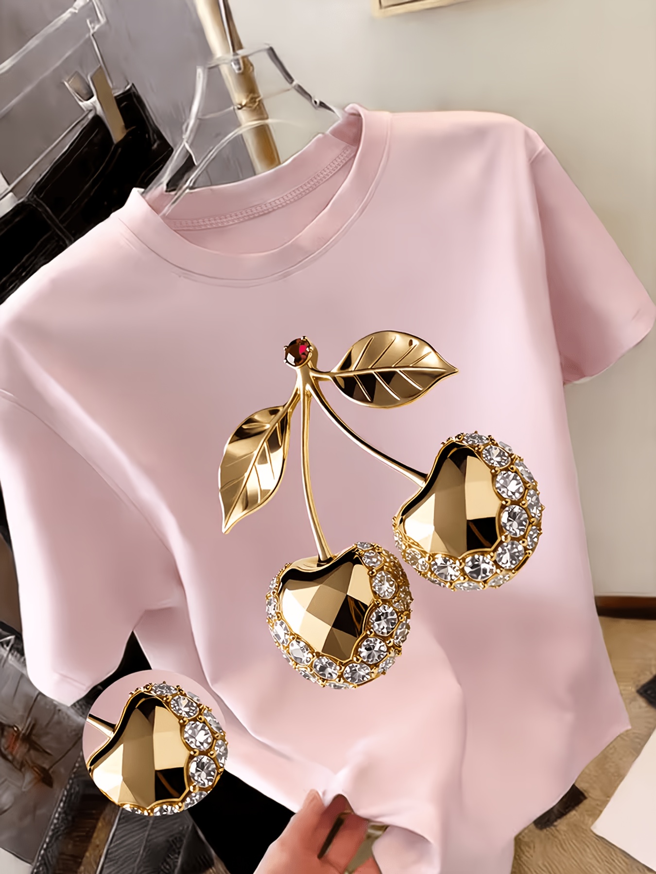 T-shirt Femme Y2K — Cerises Dorées & Diamants T-shirt Y2K pour femme à imprimé cerises dorées avec embellissements en diamant - Haut respirant à col ras du cou compatible avec une blouse | Essentiel de la garde-robe printemps-été | T-shirt décontracté léger adapté aux fêtes, cadeaux et tenues décontractées