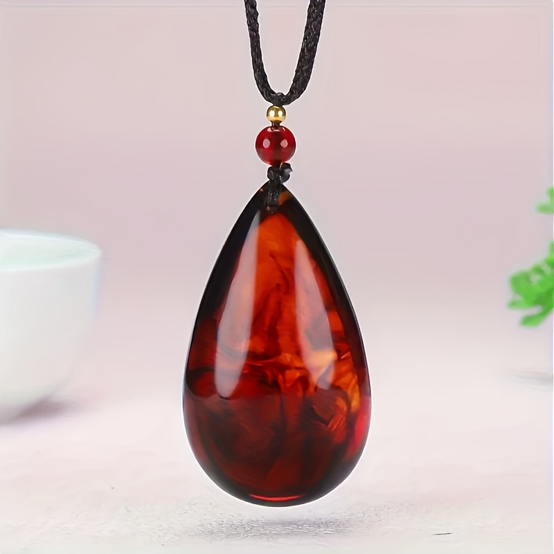 E-shop Natürlicher baltischer Bernstein-Tränenanhänger mit goldfarbener Kette & schwarzem Band - Roter Perlenakzent, Boho-Vintage Unisex-Schmuck für